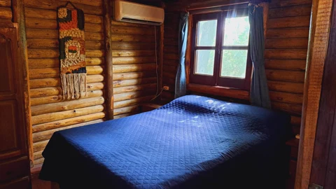 Dormitorio con cama matrimonial de la cabaña para 2 a 4 personas