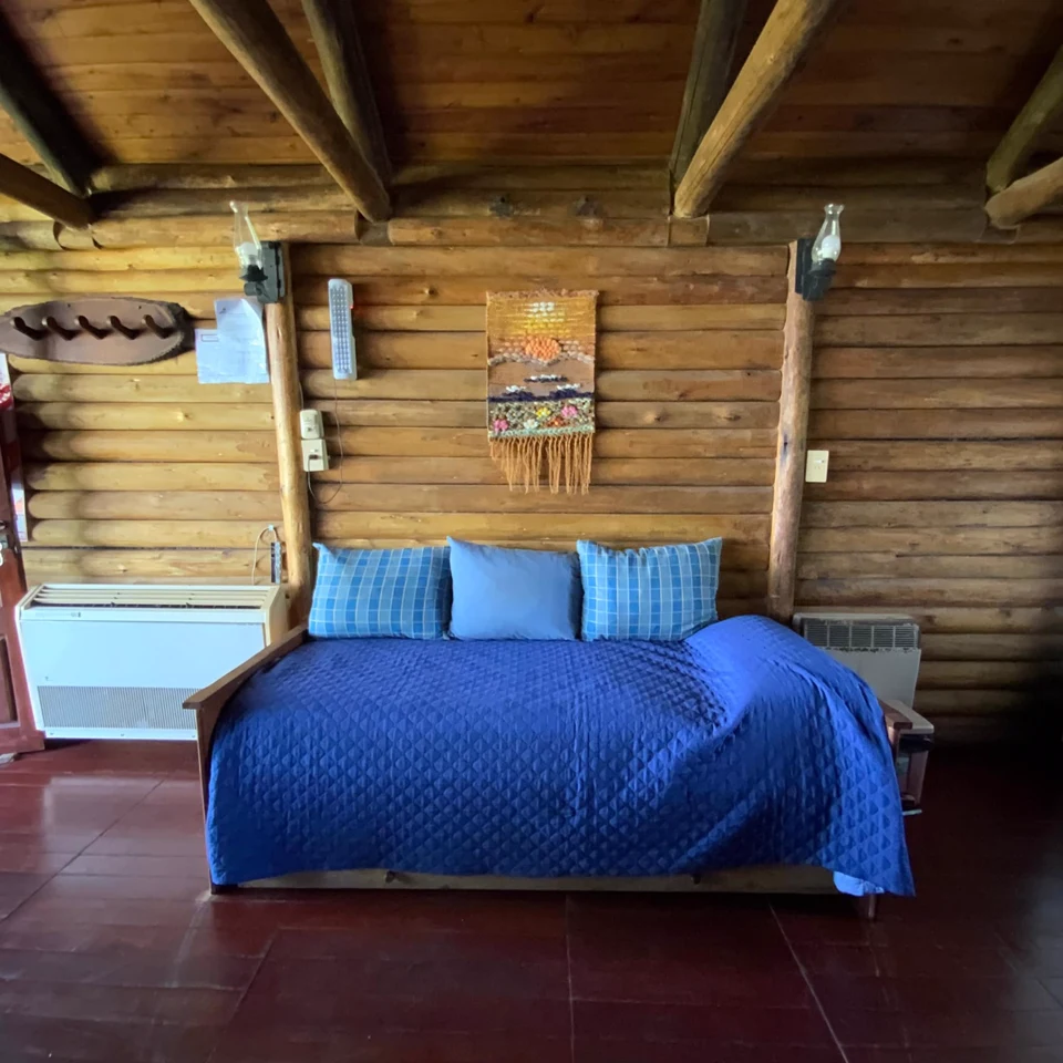 Cama principal de la cabaña para 5 personas