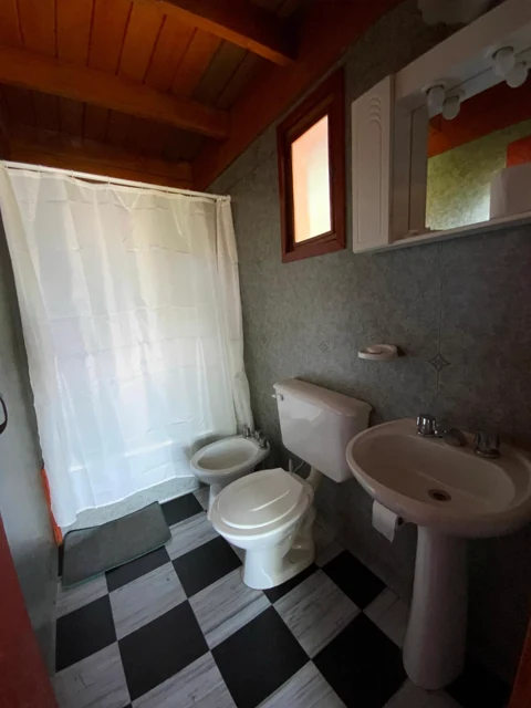 Baño completo de la cabaña de 6 personas: ducha con cortina, inodoro con bidé y lavatorio
