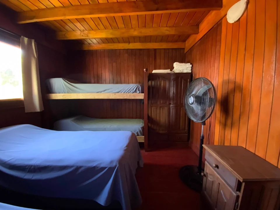 Dormitorio de planta baja de la cabaña para 6 personas