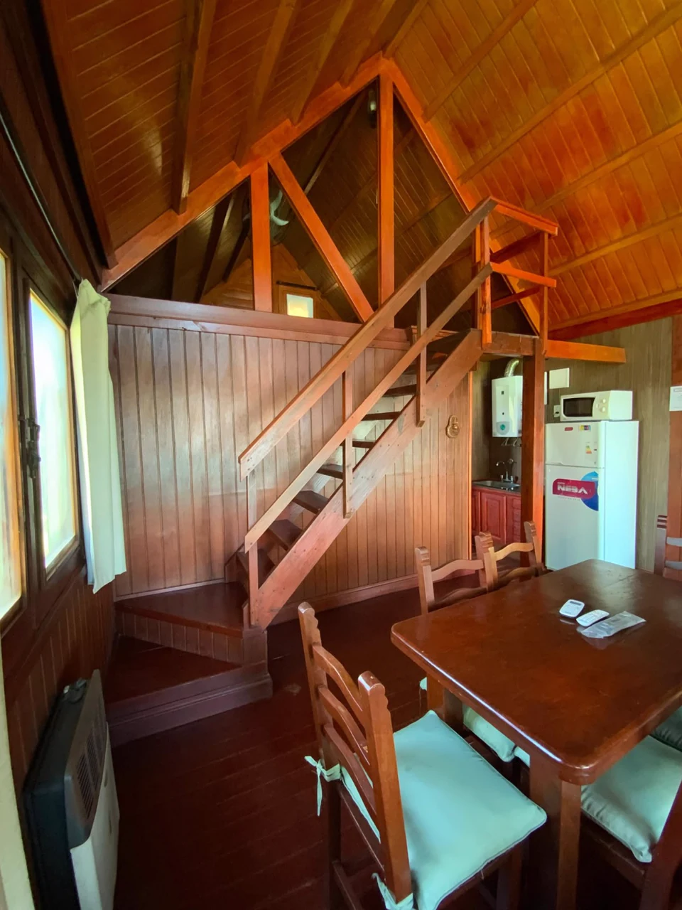Comedor y escalera al altillo de la cabaña para 6 personas
